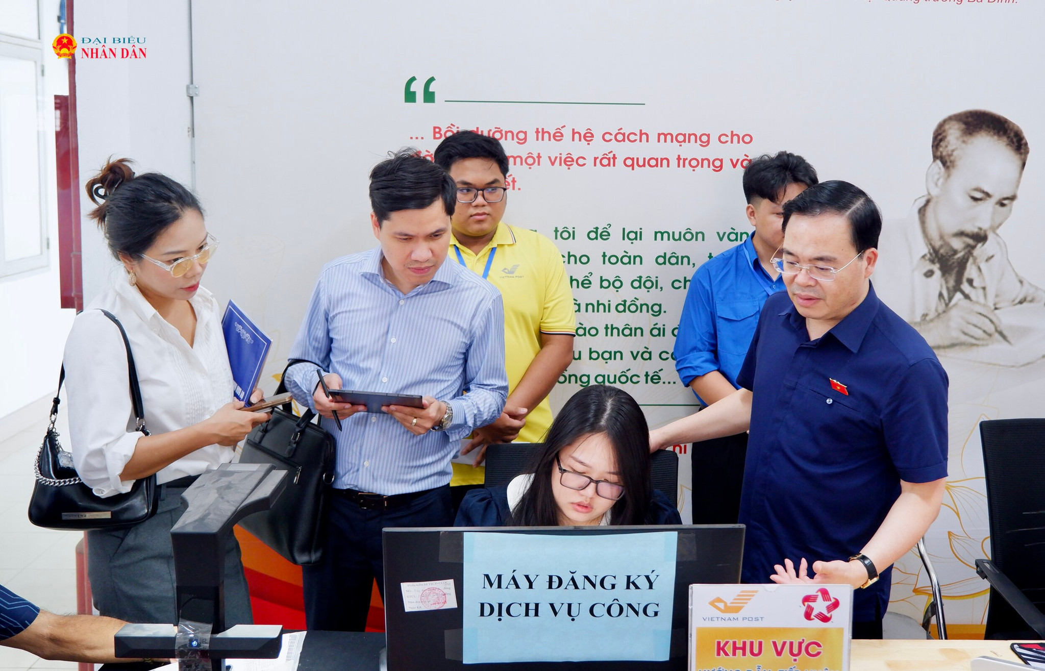 Đoàn giám sát trải nghiệm dịch vụ công trực tuyến tại Trung tâm phục vụ hành chính công xã Đông Thạnh