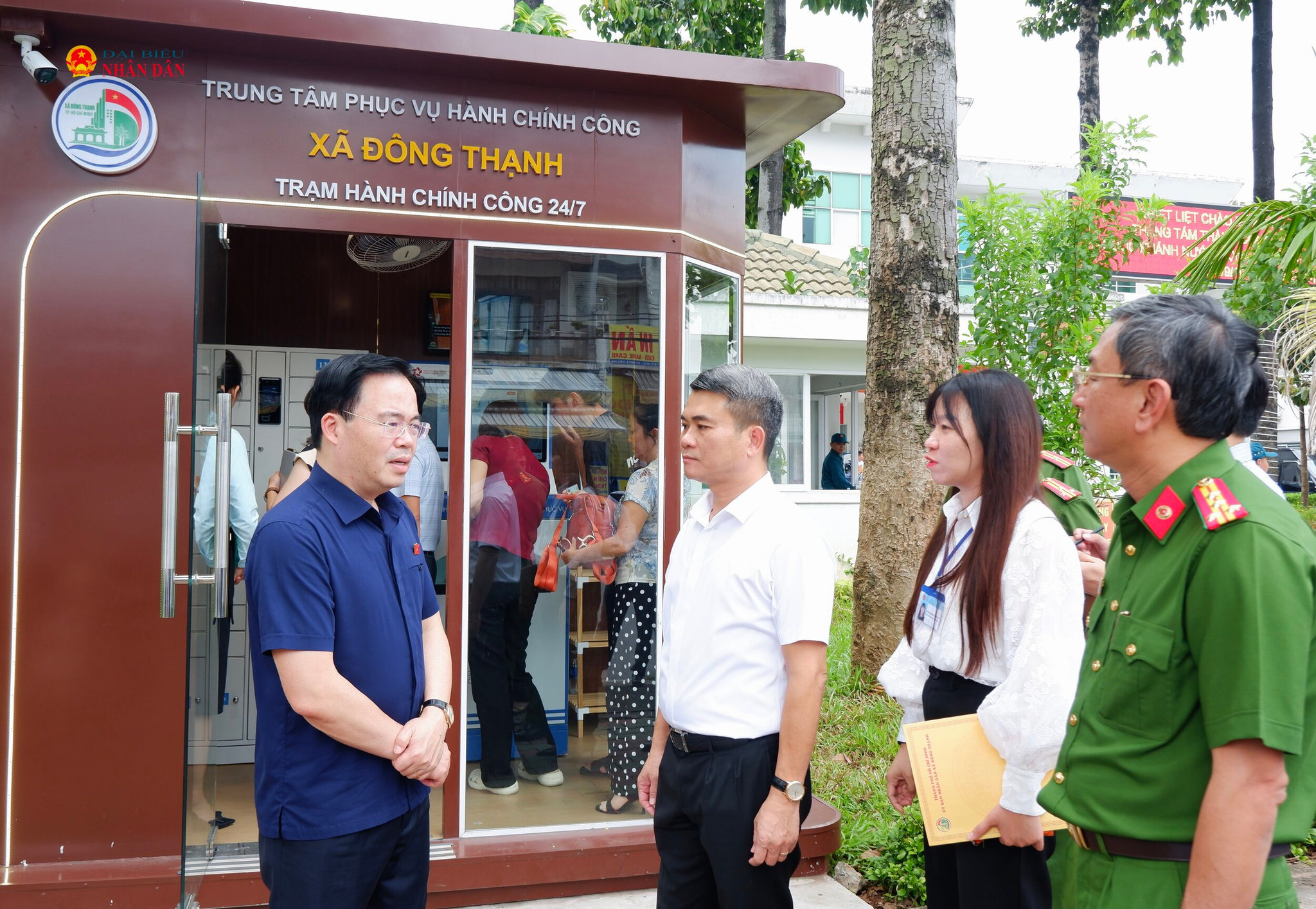 Đoàn giám sát trải nghiệm dịch vụ công trực tuyến tại Trạm hành chính công 24/7 của Trung tâm phục vụ hành chính công xã Đông Thạnh