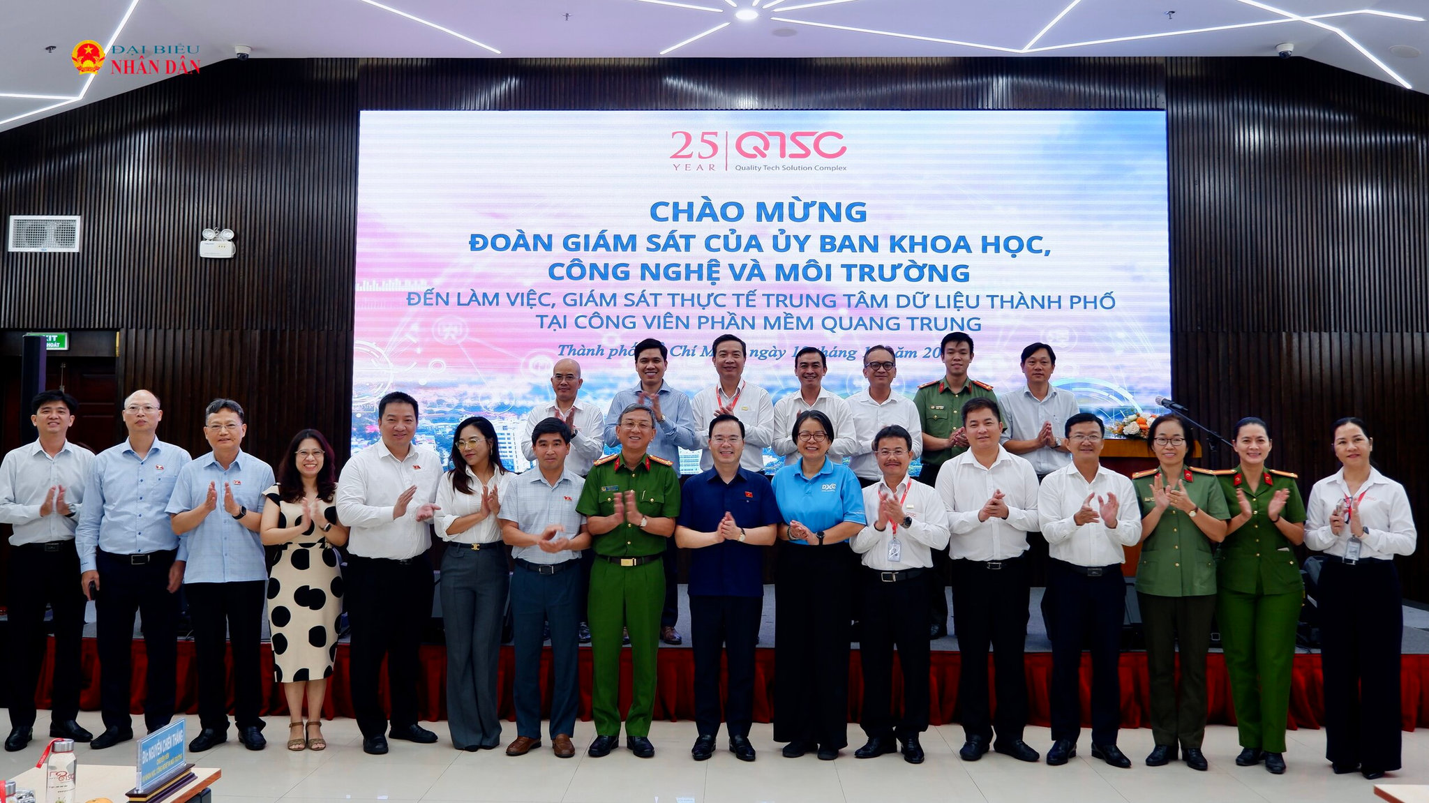 Phó Chủ nhiệm Ủy ban Khoa học, Công nghệ và Môi trường Trần Văn Khải cùng các đại biểu tại Trung tâm Dữ liệu thành phố Hồ Chí Minh