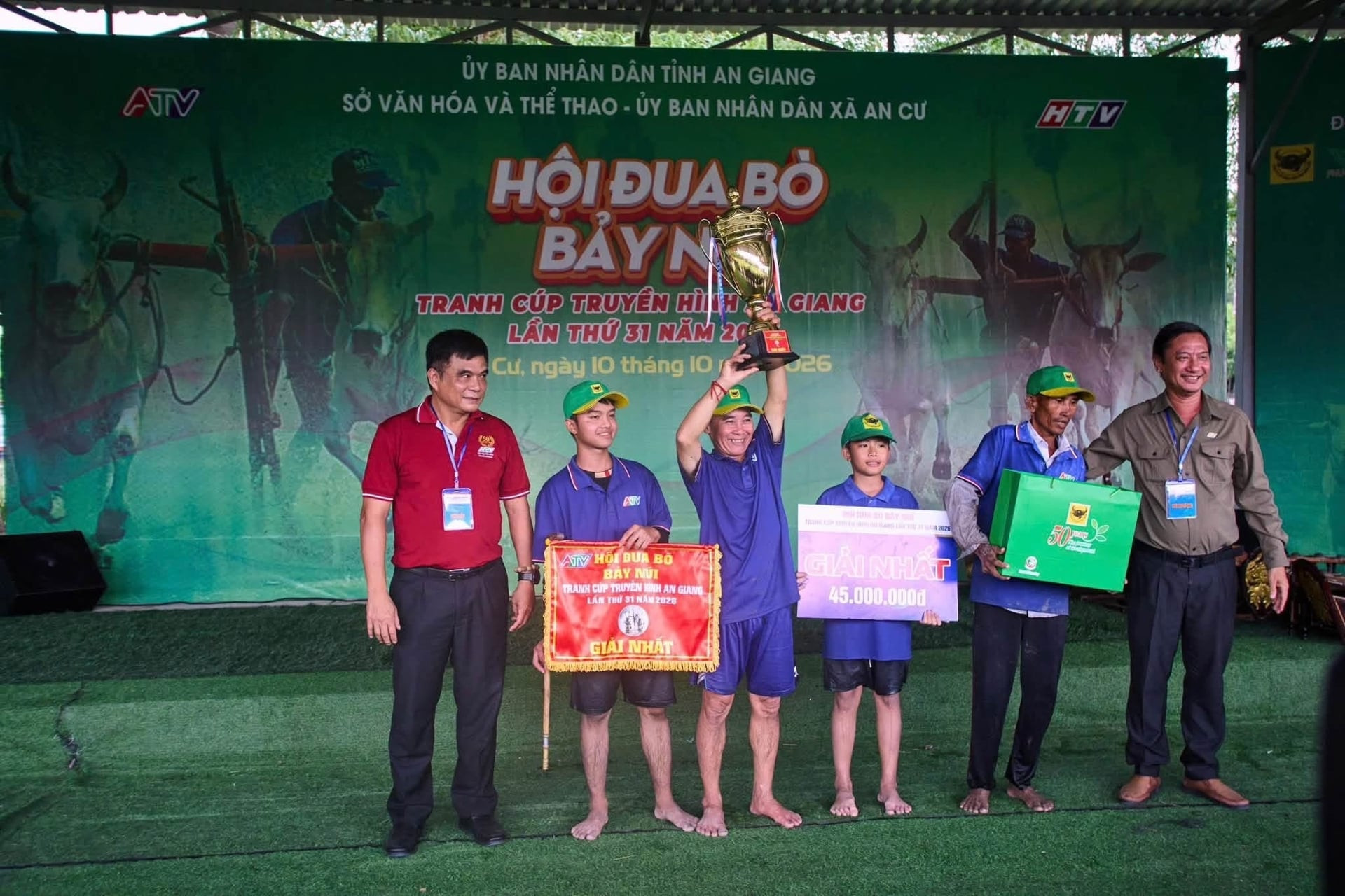 Khoảnh khắc đăng quang vinh quang của ông Nguyễn Thành Tài (xã Núi Cấm) – chủ nhân đôi bò xuất sắc đoạt cúp vô địch năm 2026