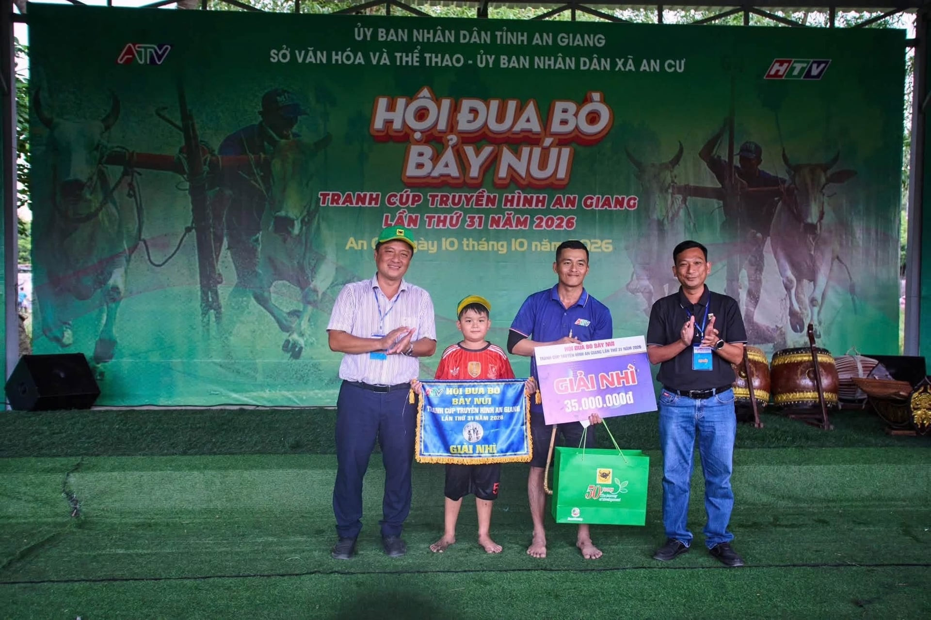 Ban Tổ chức và nhà tài trợ Công ty Cổ phần Phân bón Bình Điền trao giải cho gia đình ông Nguyễn Văn Lâm – chủ nhân đôi bò về nhì năm 2026