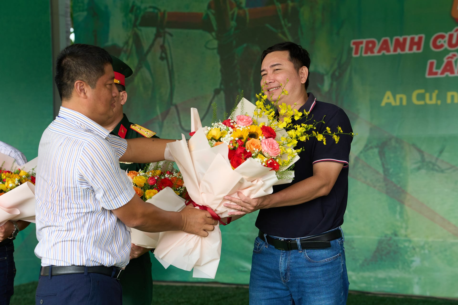 Ban Tổ chức trao hoa cho đại diện nhà tài trợ Công ty Cổ phần Phân bón Bình Điền