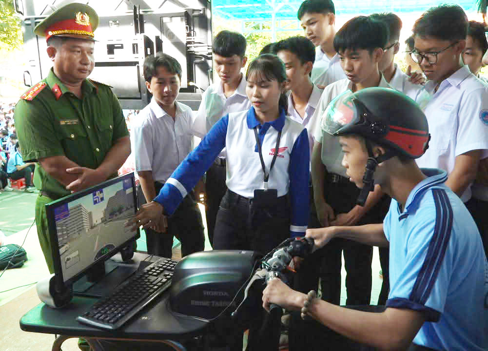 Các em học sinh được trang bị kỹ năng cơ bản khi điều khiển xe