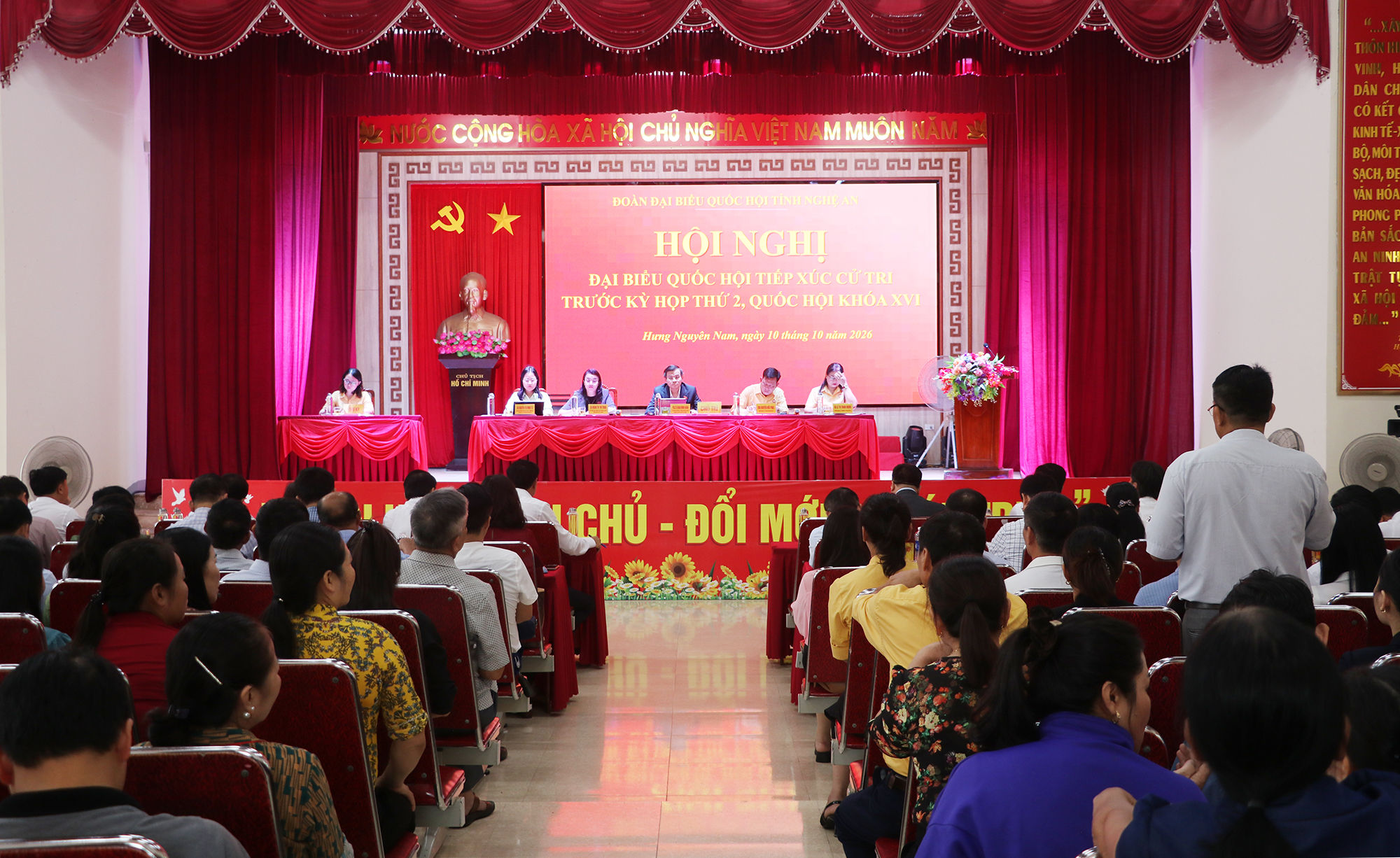 Toàn cảnh Hội nghị tiếp xúc cử tru của Đoàn ĐBQH tỉnh Nghệ An