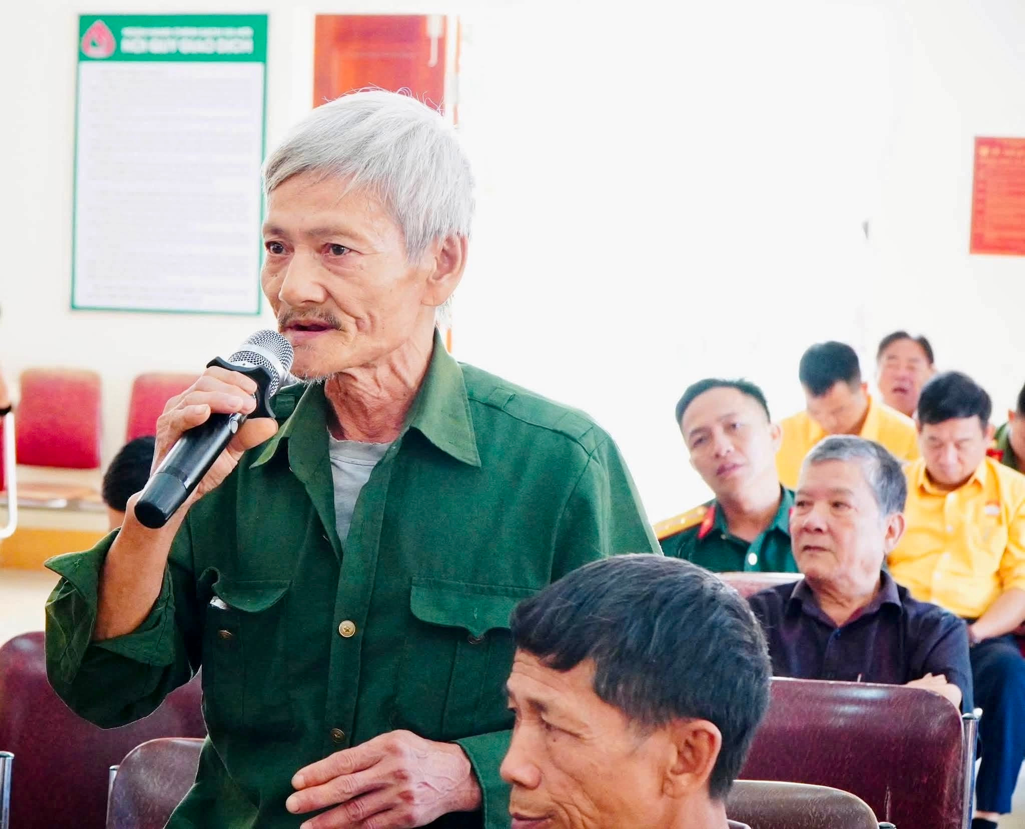 Cử tri xã Nghĩa Hành phát biểu ý kiến, kiến nghi