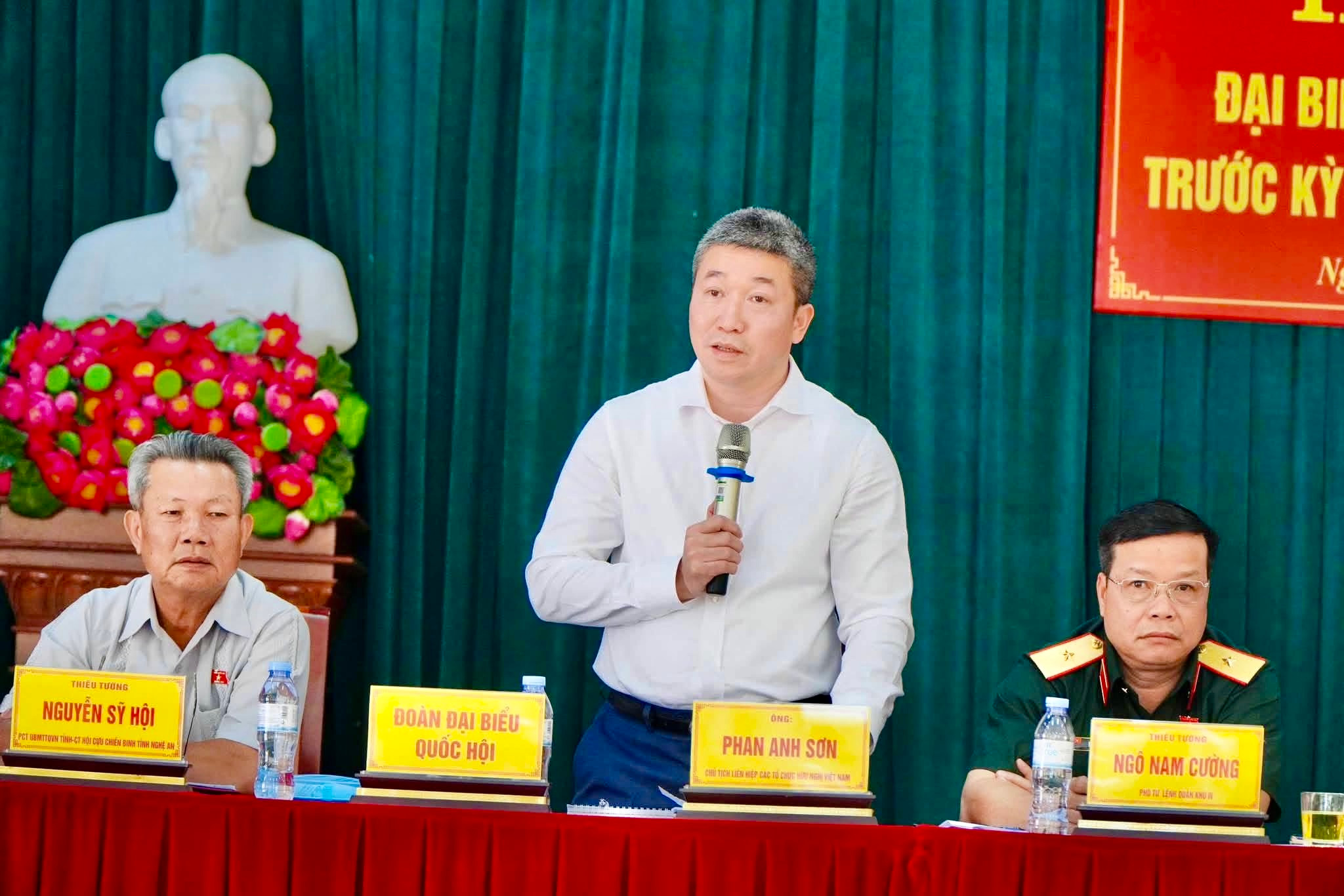 ĐBQH Phan Anh Sơn phát biểu tại buổi TXCT xã Nghĩa Hành