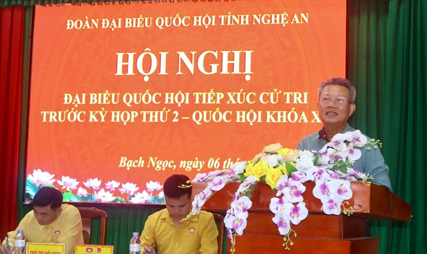 Thiếu tướng Nguyễn Sỹ Hội phát biểu tại Hội nghị tiếp xúc cử tri xã Bạch Ngọc