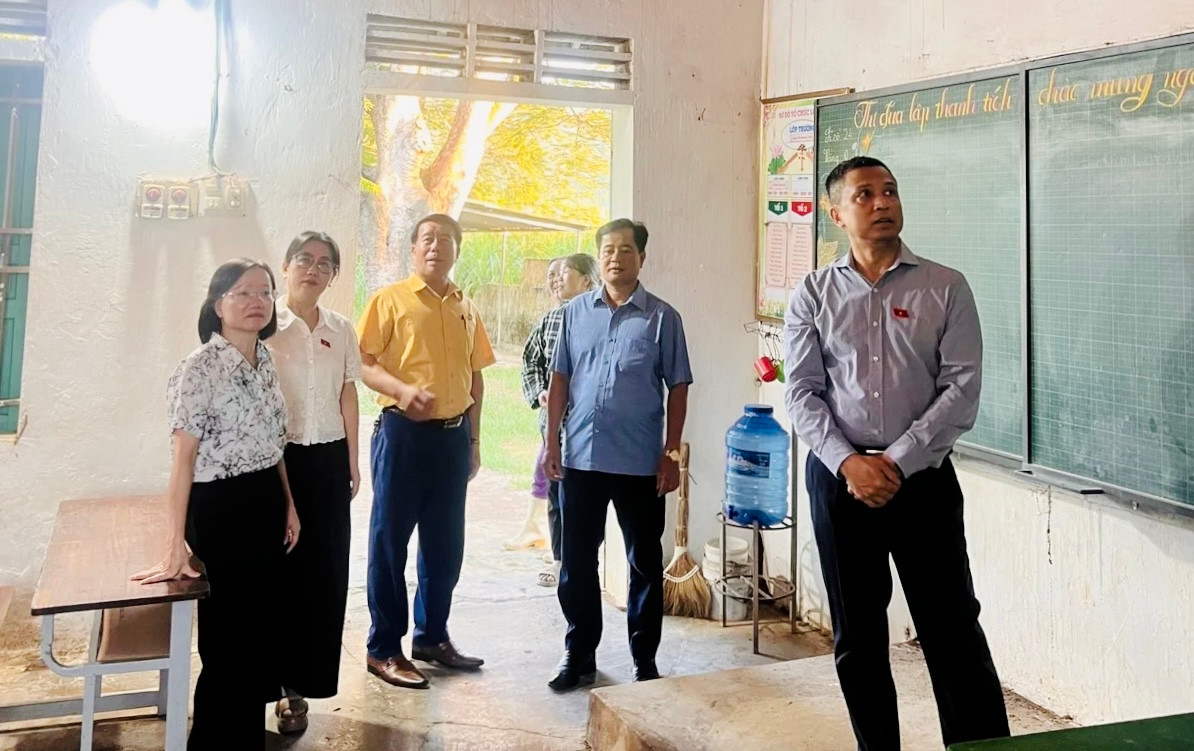 Các ĐBQH khảo sát thực tế tại điểm trường Tiến Sơn, xã Quỳnh Tam. Ảnh: Tuấn Tài