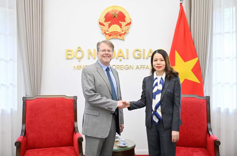 Deputy Minister of Foreign Affairs Nguyen Minh Hang meets John Goyer, Vice President for Southeast Asia at the US Chamber of Commerce (USCC), in Hanoi on October 12. Photo courtesy of the Ministry of Foreign Affairs.