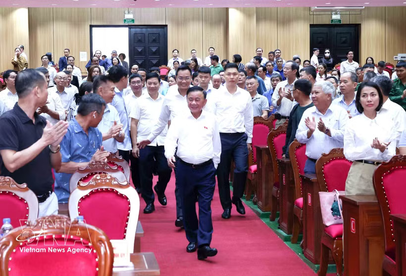 Politburo member and Standing Member of the Communist Party of Vietnam Central Committee’s Secretariat Tran Cam Tu meets with Da Nang voters on October 12, 2026. (Photo: VNA)