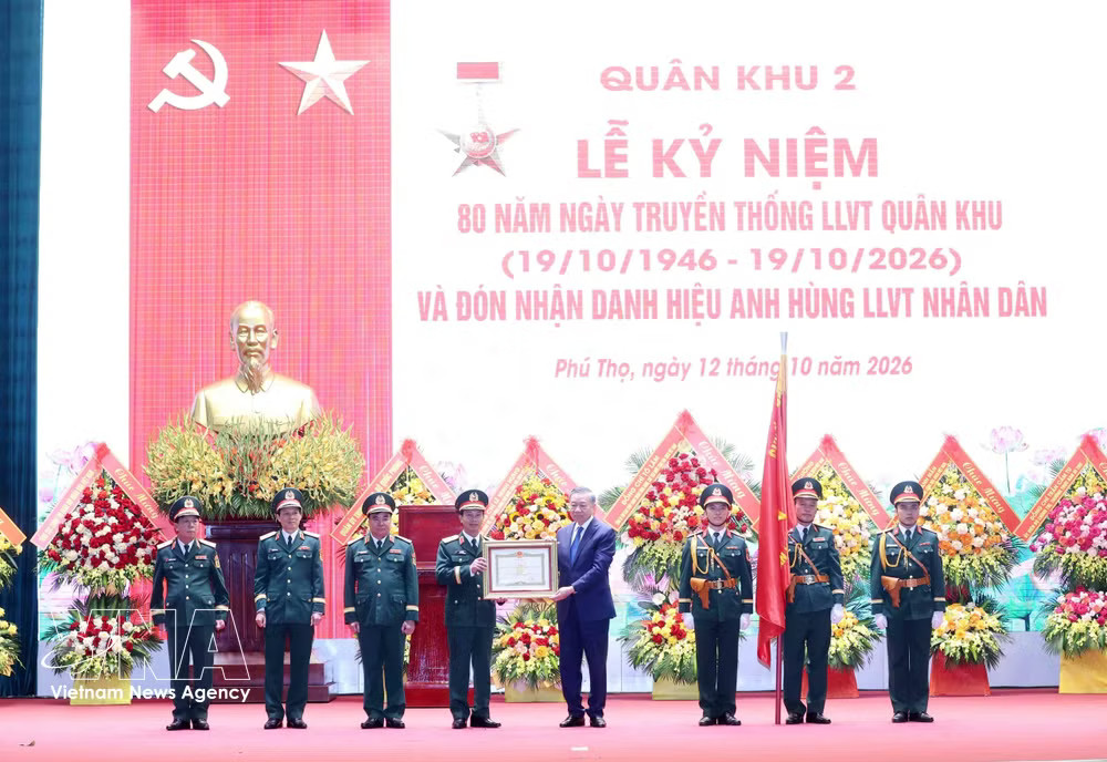 General Secretary of the Communist Party of Vietnam Central Committee and President To Lam presents the Hero of the People’s Armed Forces title to Military Region 2. (Photo: VNA) vnanet-le-ky-niem2.jpg