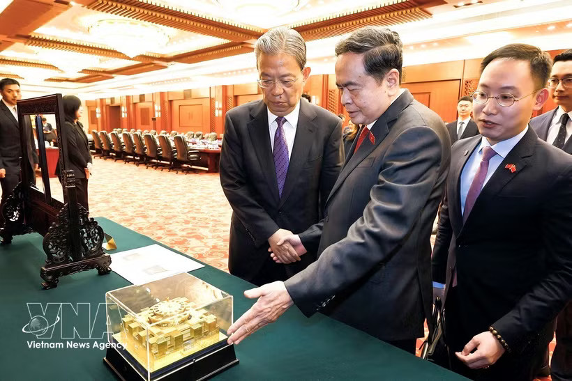 Vietnamese National Assembly (NA) President Tran Thanh Man (centre) and Chairman of the Standing Committee of the National People’s Congress (NPC) of China Zhao Leji exchange gifts in Beijing on October 12. (Photo: VNA)