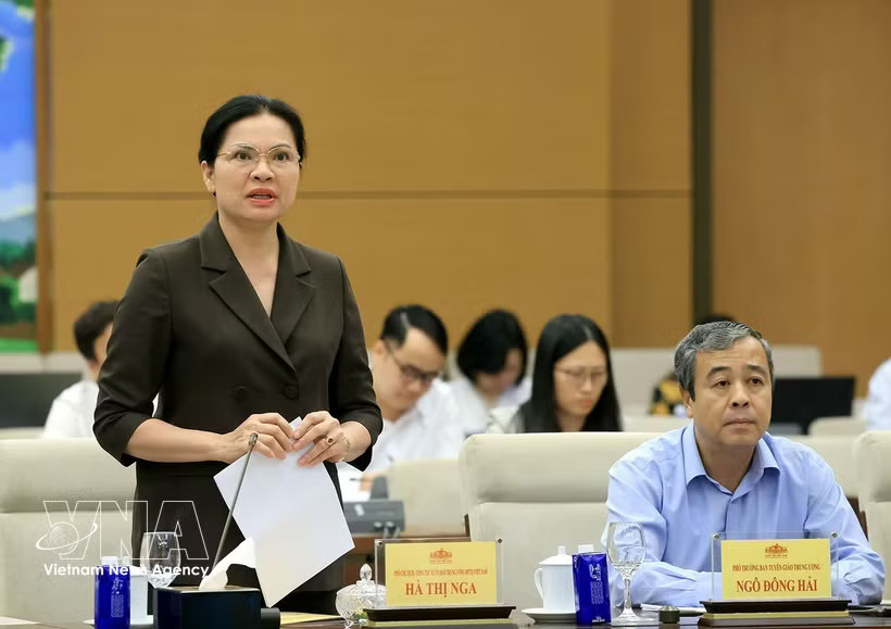 Ha Thi Nga, Vice President and Secretary-General of the Central Committee of the Vietnam Fatherland Front, presents a summary report on the opinions and recommendations of voters and the public submitted to the 2nd session of the 16th National Assembly. (Photo: VNA)