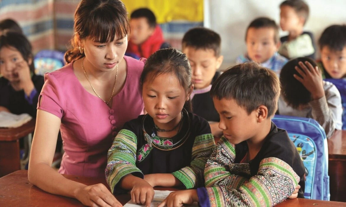 Người tham gia dạy học phải đáp ứng các yêu cầu về phẩm chất đạo đức, sức khỏe, trình độ đào tạo và bồi dưỡng chuyên môn, nghiệp vụ theo quy định