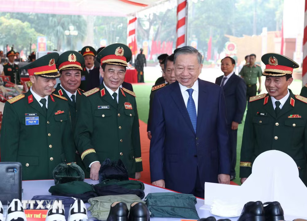 Tổng Bí thư, Chủ tịch nước Tô Lâm thăm khu trưng bày sản phẩm quốc phòng tại Lễ kỷ niệm
