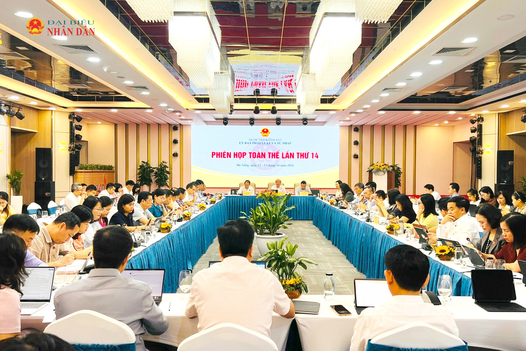 Quang cảnh phiên họp