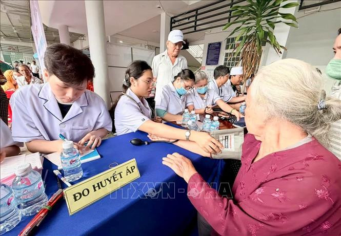 Người dân xã Ba Chúc, An Giang được khám bệnh và cấp thuốc miễn phí