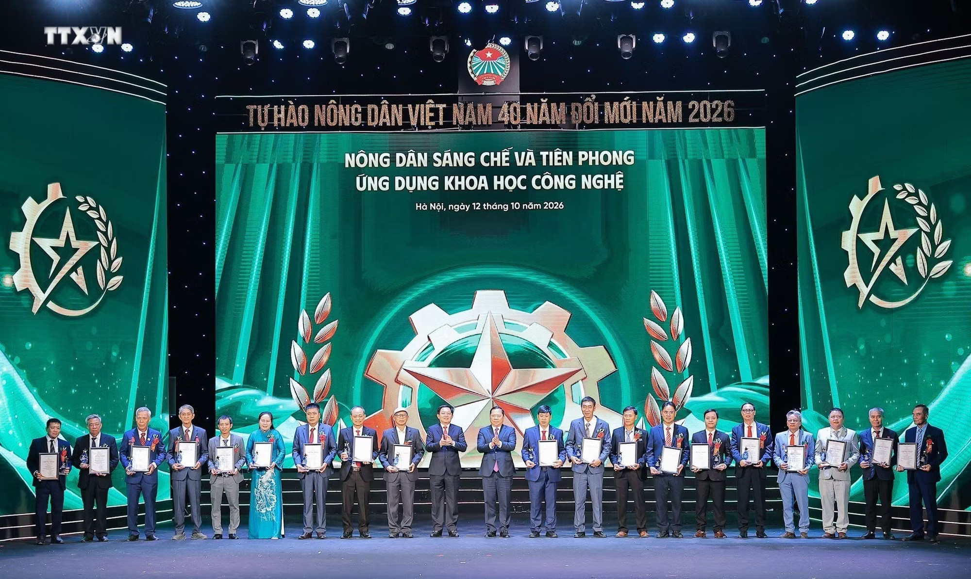Trao biểu trưng, bằng khen tôn vinh những ”Nông dân sáng chế và tiên phong ứng dụng khoa học công nghệ”
