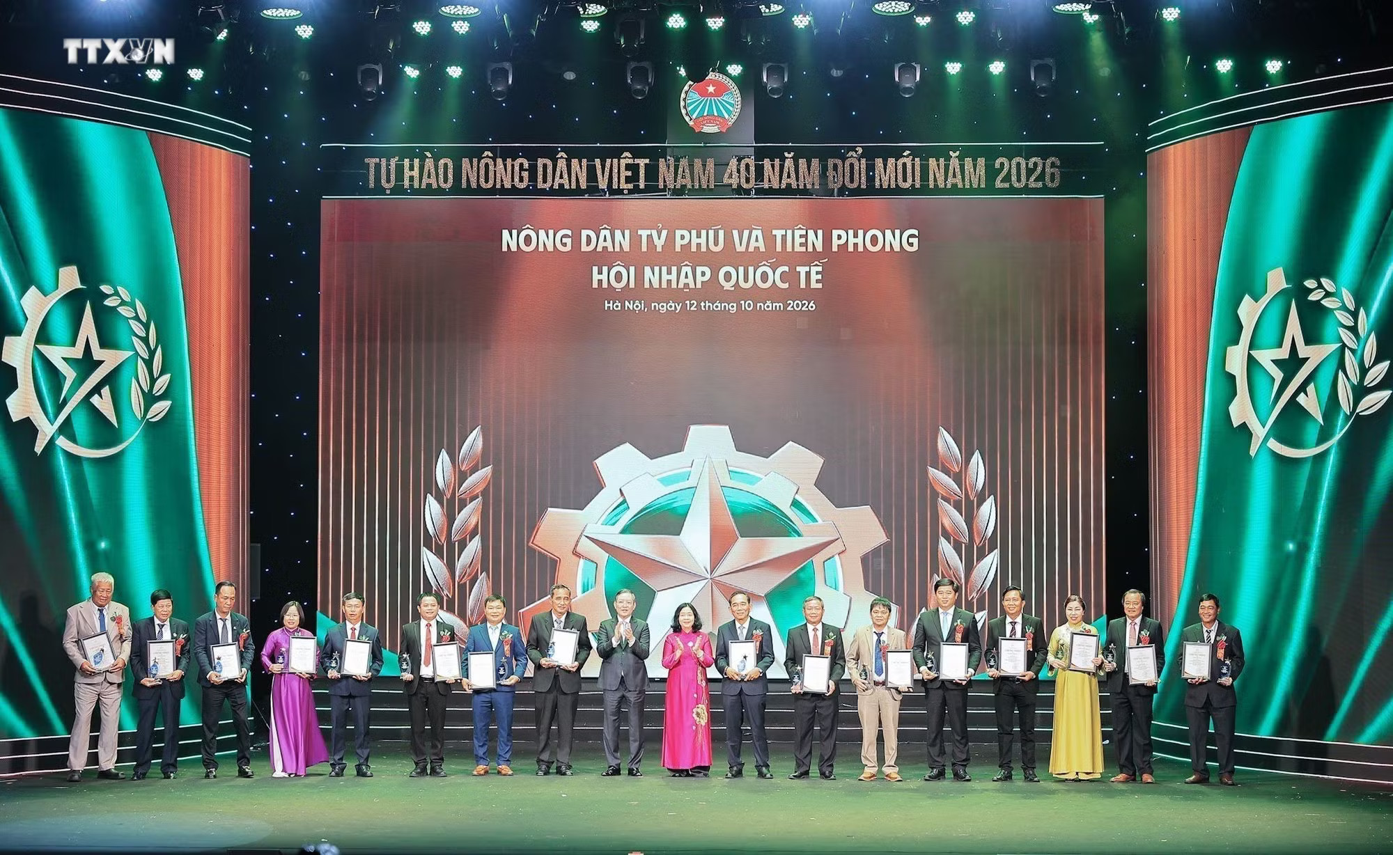 Chủ tịch Ủy ban Trung ương Mặt trận Tổ quốc Việt Nam Bùi Thị Minh Hoài và Chủ tịch Trung ương Hội Nông dân Việt Nam Lương Quốc Đoàn trao biểu trưng, Bằng khen tôn vinh những ”Nông dân tỷ phú và tiên phong hội nhập quốc tế”