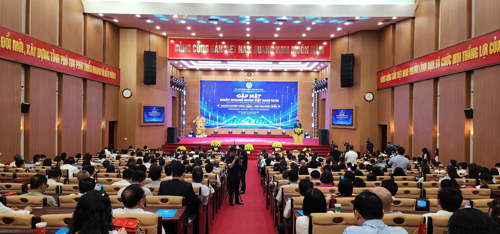 Đông đảo doanh nhân tham gia cuộc gặp mặt