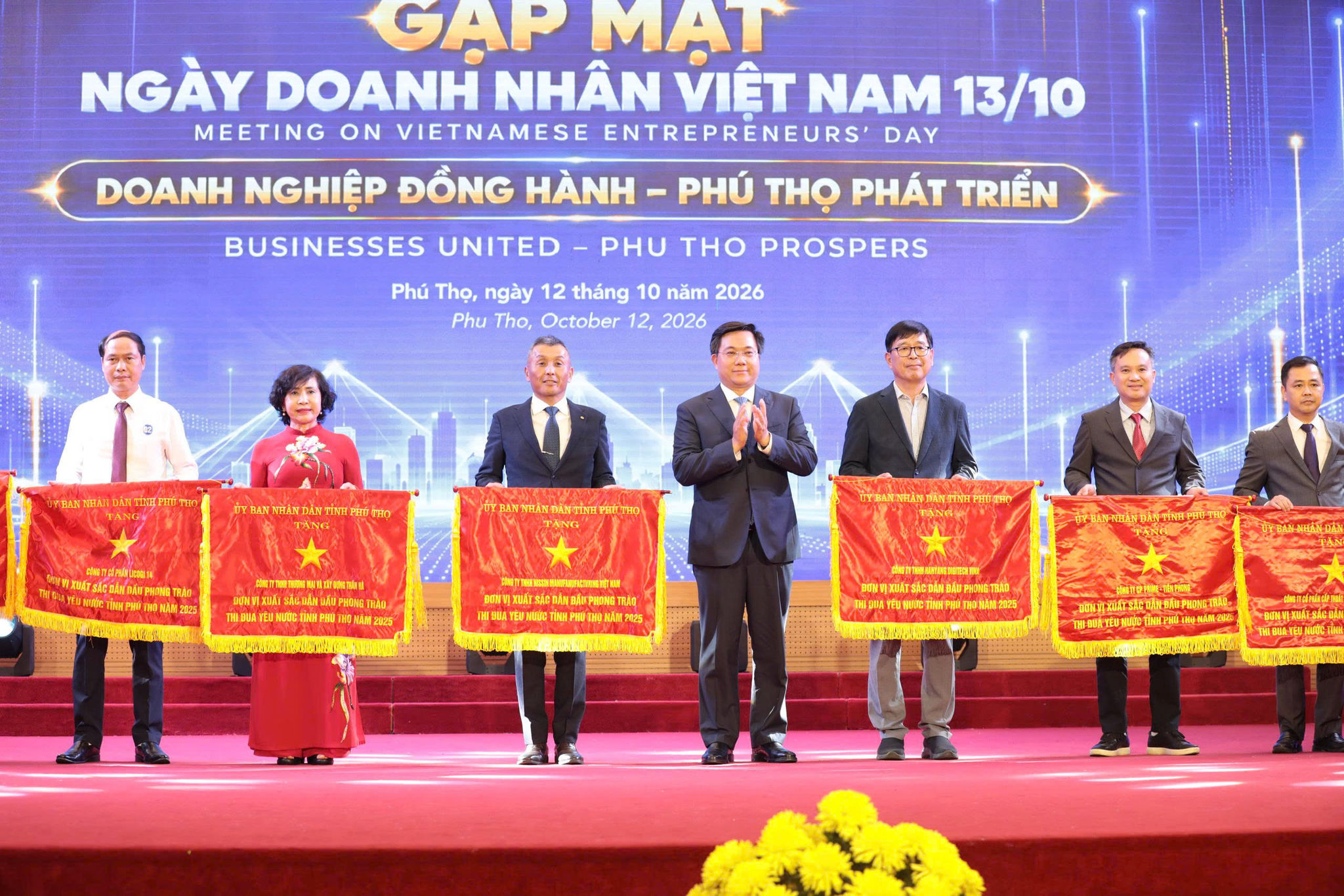 Chủ tịch UBND tỉnh Trần Duy Đông tặng Cờ thi đua cho các doanh nghiệp có nhiều đóng góp nổi bật