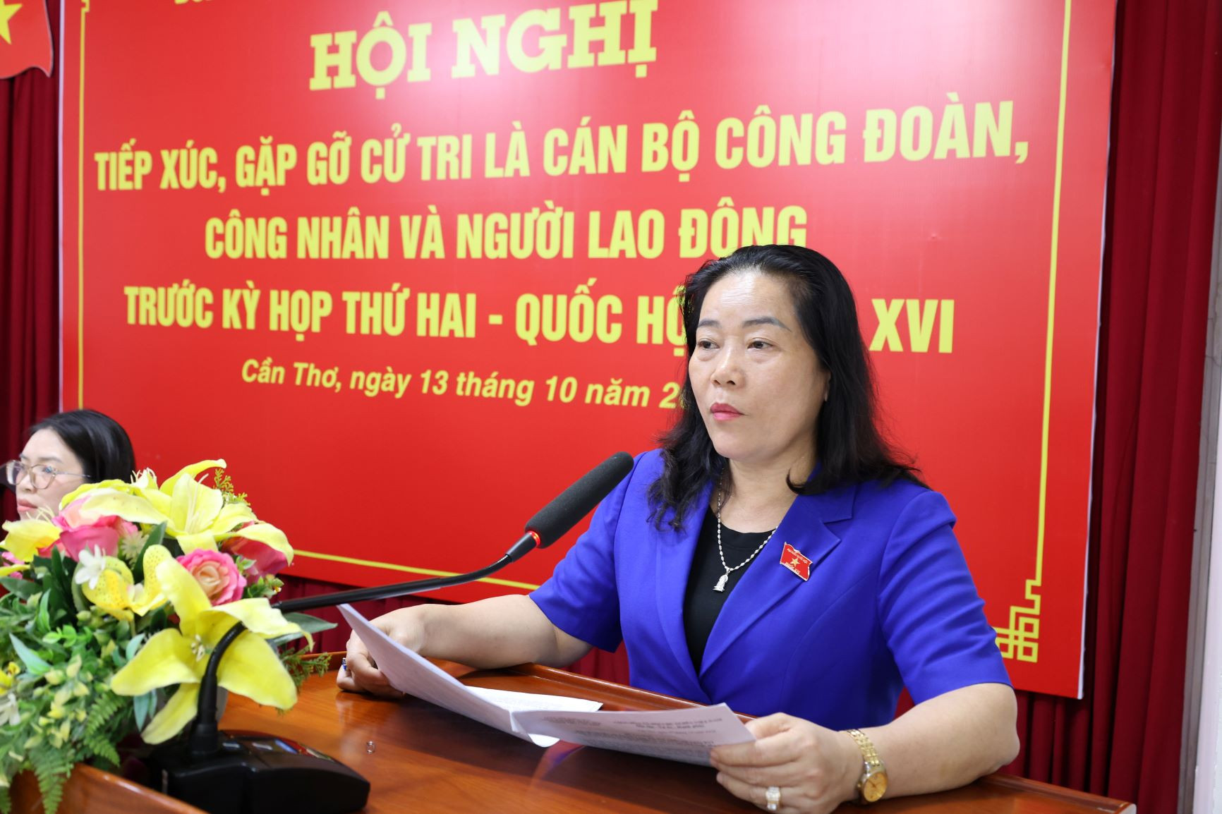 Phó Trưởng Đoàn ĐBQH TP. Cần Thơ Lê Thị Thanh Lam báo cáo với cử tri về dự kiến nội dung, chương trình Kỳ họp thứ Hai, Quốc hội khoá XVI