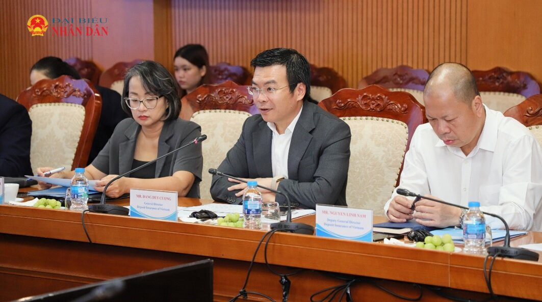 Tổng Giám đốc Đặng Duy Cường (giữa) và các Phó Tổng giám đốc BHTGVN tại buổi làm việc