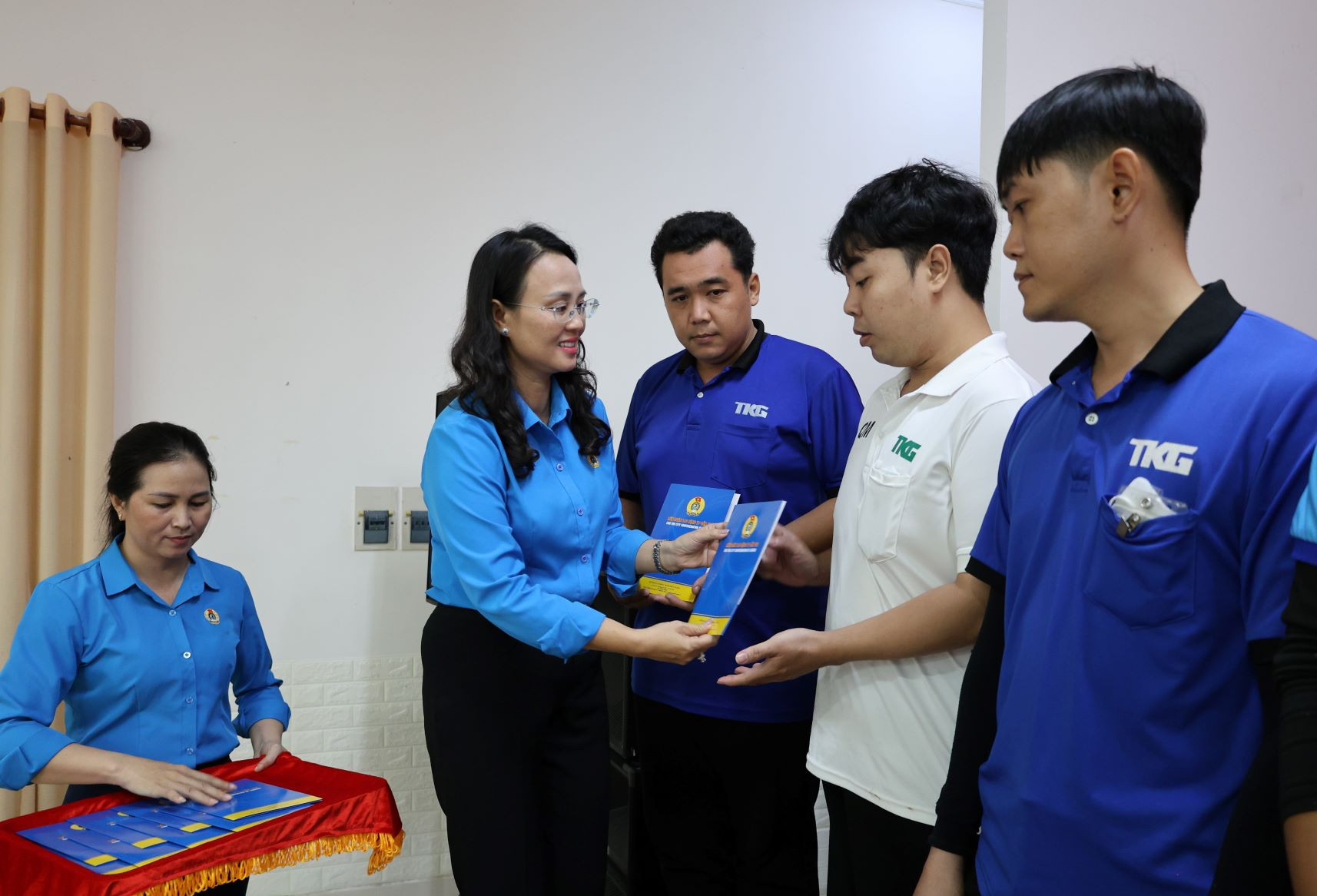 Ủy viên Ban Thường vụ Tổng Liên đoàn Lao động Việt Nam, Thành ủy viên, Phó Chủ tịch Ủy ban MTTQ Việt Nam thành phố, Chủ tịch Liên đoàn Lao động TP. Cần Thơ Lê Thị Sương Mai tặng quà đến công nhân lao động có hoàn cảnh khó khăn