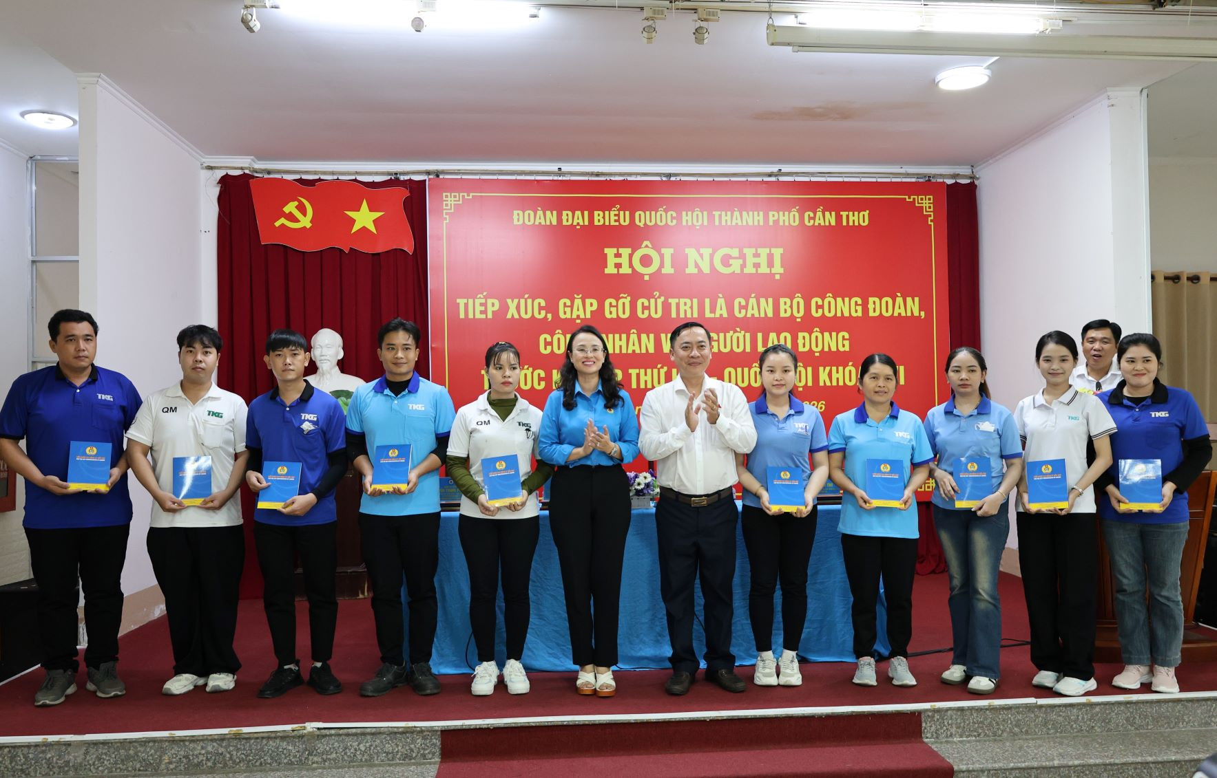 Phó Trưởng Đoàn chuyên trách Đoàn ĐBQH TP. Cần Thơ Đào Chí Nghĩa và Chủ tịch Liên đoàn Lao động TP. Cần Thơ Lê Thị Sương Mai trao quà đến các công nhân có hoàn cảnh khó khăn