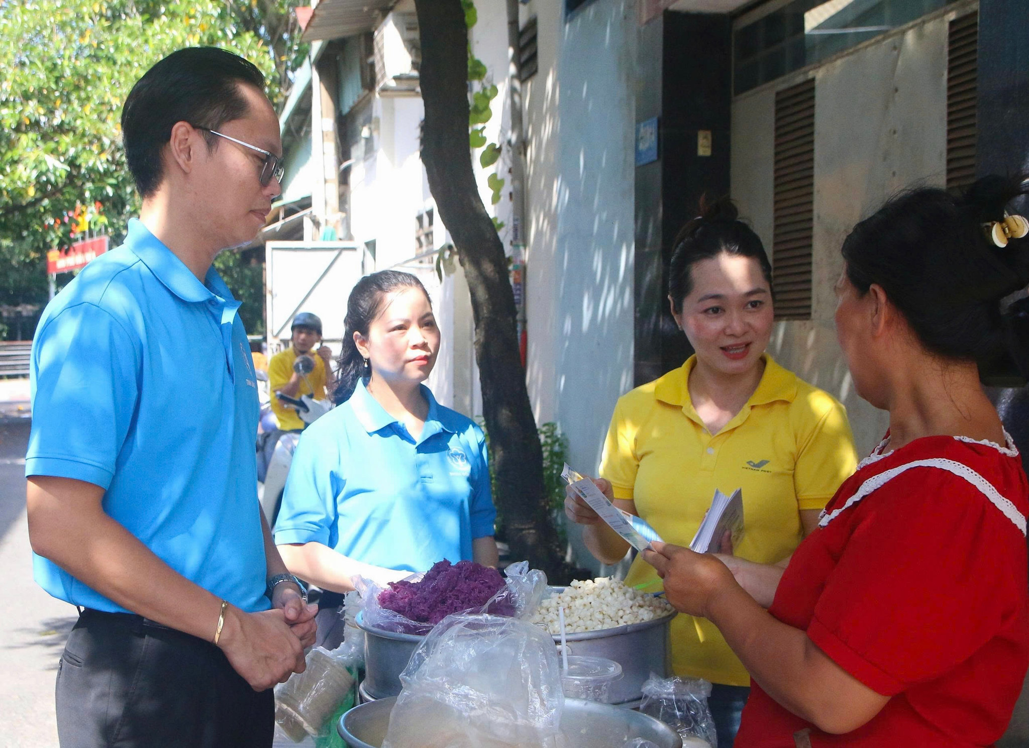 Nhân viên BHXH Đồng Nai tuyên truyền cho tiểu thương tại chợ dân sinh trên địa bàn thành phố