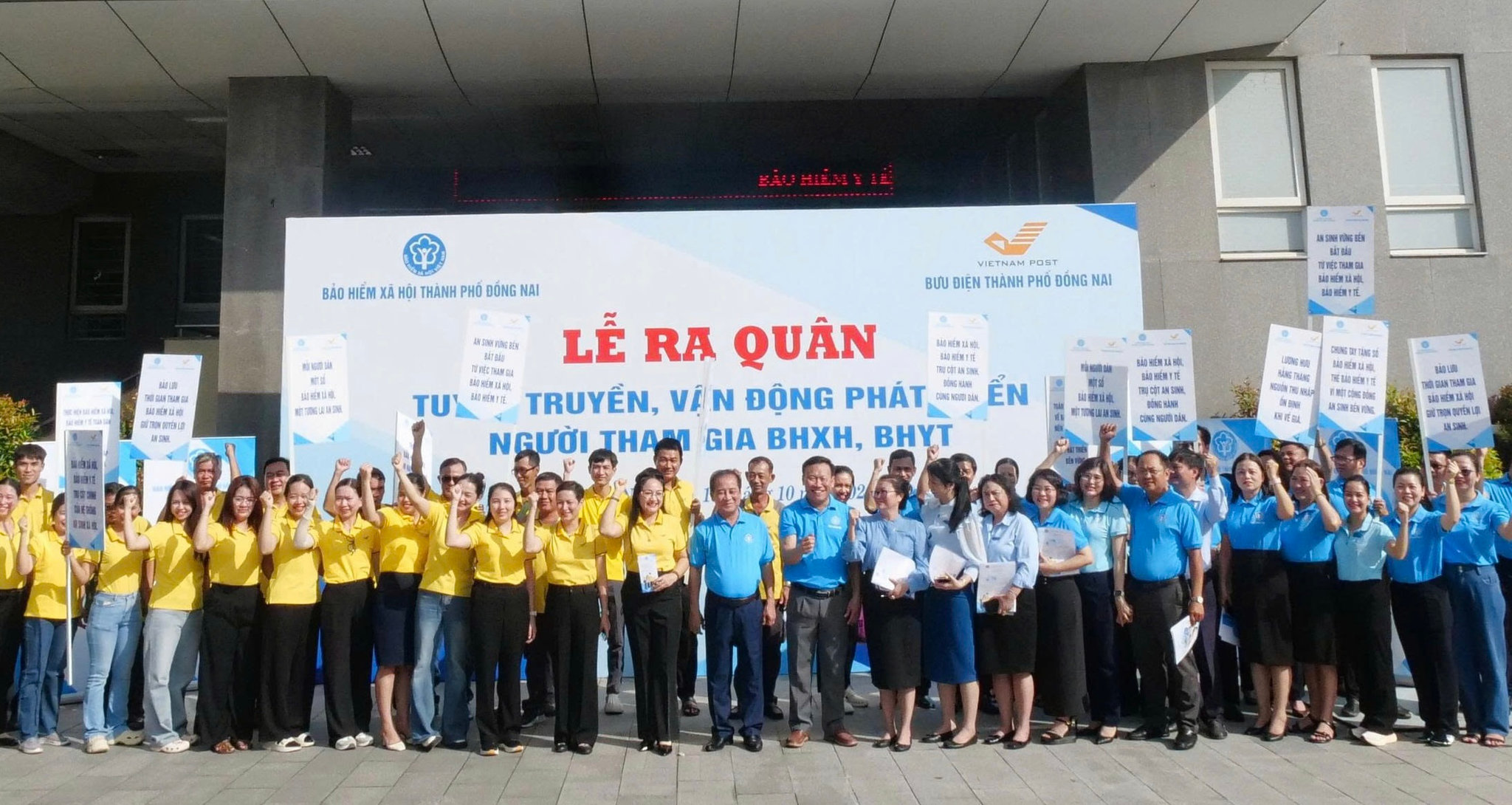 Cán bộ, viên chức, người lao động 2 cơ quan BHXH Đồng Nai và Bưu điện Đồng Nai bày tỏ quyết tâm tại lễ ra quân
