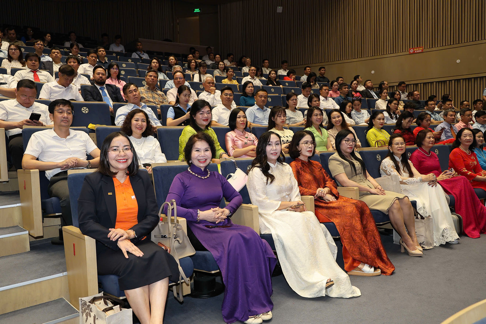 Các đại biểu tham dự Hội nghị gặp mặt, lắng nghe ý kiến của doanh nghiệp thành phố Hải Phòng