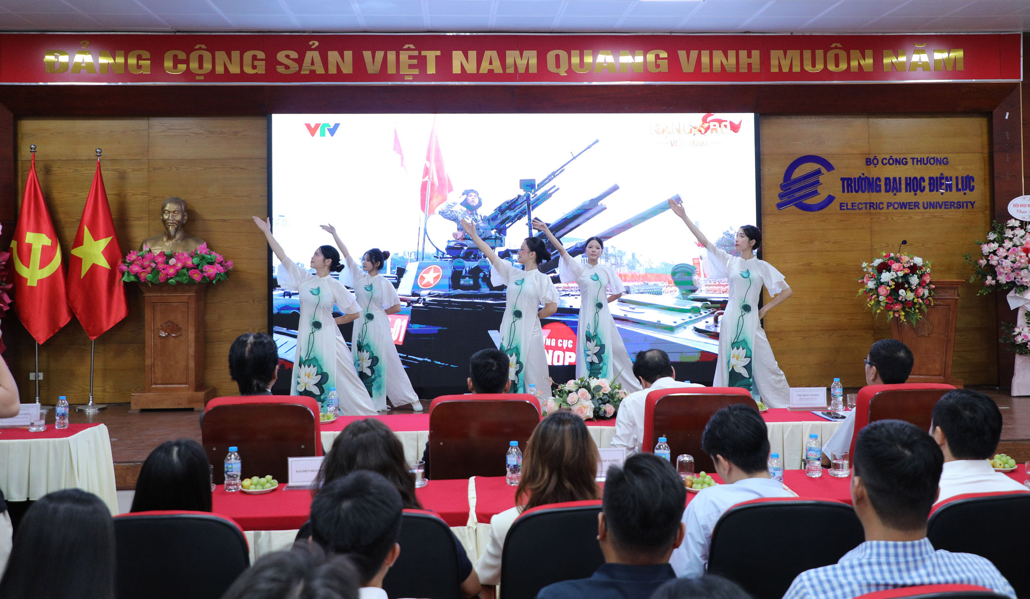 Một tiết mục văn nghệ được sinh viên Trường Đại học Điện lực biểu diễn tại buổi gặp mặt