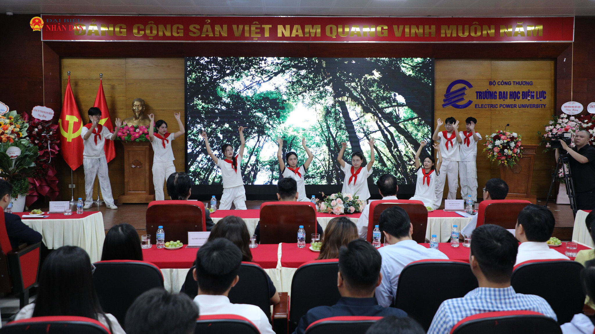 Một trong những tiết mục văn nghệ được sinh viên Trường Đại học Điện lực biểu diễn tại buổi gặp mặt