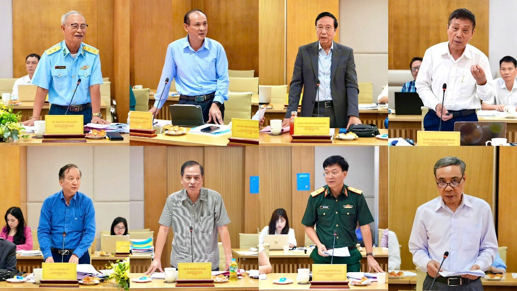 Các thành viên Hội đồng trao đổi tại phiên họp