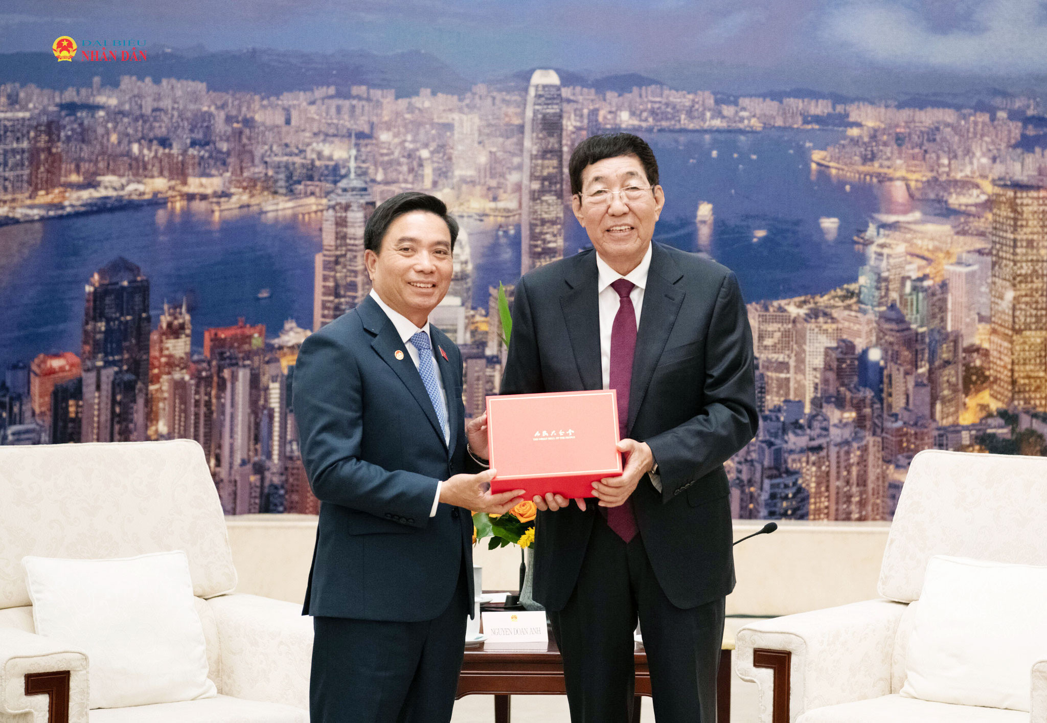 Chủ nhiệm Ủy ban Công tác Dân tộc của Nhân đại toàn quốc Trung Quốc Ba Âm Triều Lỗ, Chủ tịch Nhóm Nghị sĩ hữu nghị Trung - Việt trao quà lưu niệm tặng Phó Chủ tịch Quốc hội, Chủ tịch Nhóm NSHN Việt Nam - Trung Quốc, Thượng tướng Nguyễn Doãn Anh