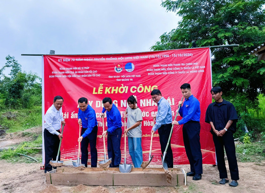 Các đại biểu khởi công nhà nhân ái “Mái ấm biên cương - Tiếp bước em đến trường” tại thôn Tam Hòa, xã Lìa, tỉnh Quảng Trị