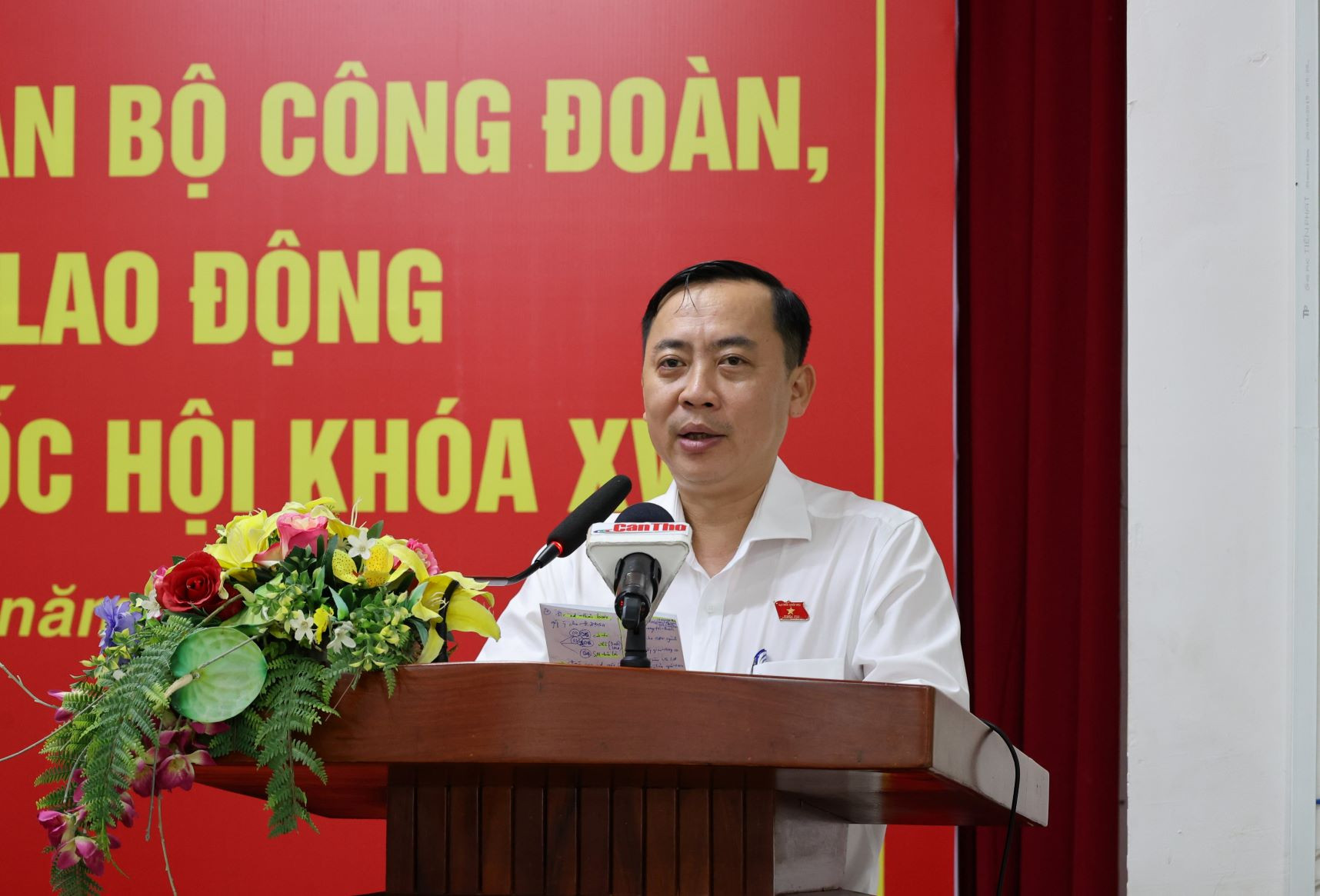 Phó Trưởng Đoàn chuyên trách Đoàn ĐBQH TP. Cần Thơ Đào Chí Nghĩa phát biểu tại Hội nghị