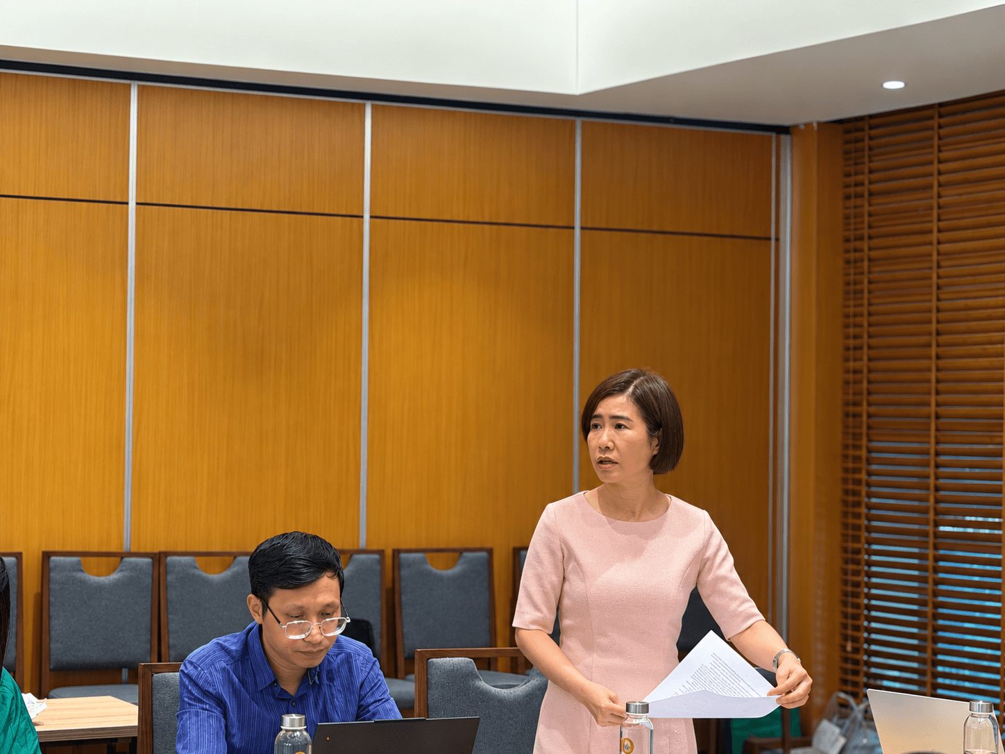 Phó Cục trưởng Cục Pháp luật hình sự - hành chính và Quản lý xử lý vi phạm hành chính, Bộ Tư pháp Lê Thị Vân Anh phát biểu góp ý dự thảo Nghị định