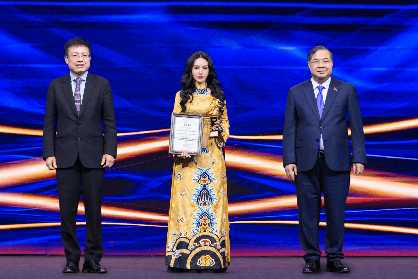 Anh hùng Lao động Lê Nữ Thùy Dương được vinh danh doanh nhân tiêu biểu 1