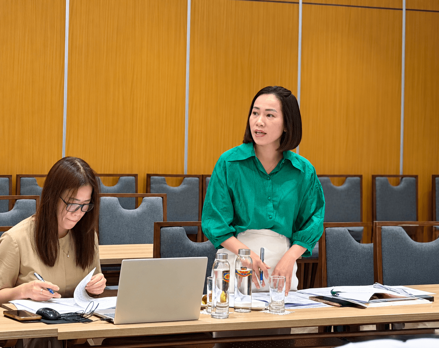 Phó Trưởng ban Dân chủ, Giám sát và Phản biện xã hội, Cơ quan Ủy ban Trung ương Mặt trận Tổ quốc Việt Nam Lưu Thị Hồng Mơ góp ý dự thảo Nghị định