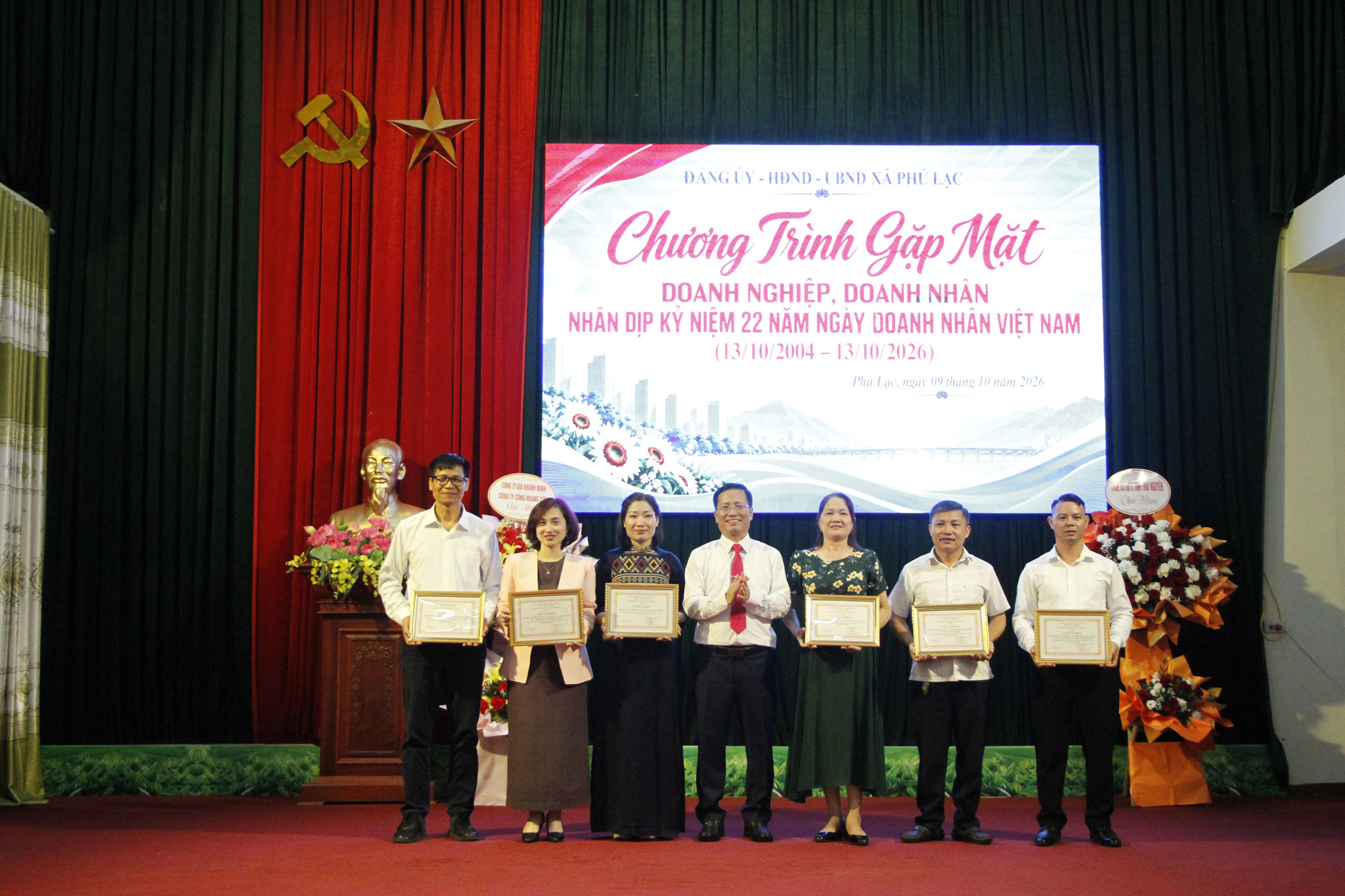 Bà Phạm Thị Hồng Hạnh - Trưởng phòng Truyền thông và Cộng đồng và Ông Vũ Ngọc Cường - Cán bộ Cao cấp Quan hệ Cộng đồng nhận bằng khen của xã Phú Lạc