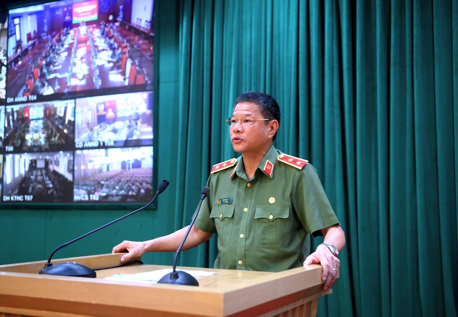 Cục trưởng Cục Đào tạo Trung tướng Trần Minh Lệ trình bày báo cáo tại buổi làm việc