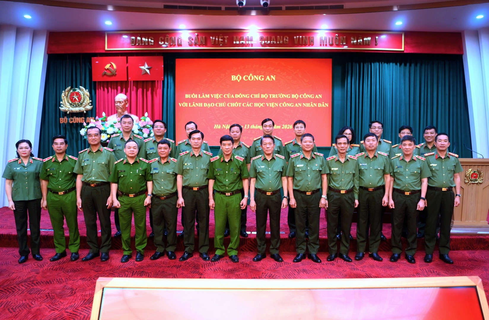 Bộ trưởng Lương Tam Quang cùng các đại biểu dự buổi làm việc
