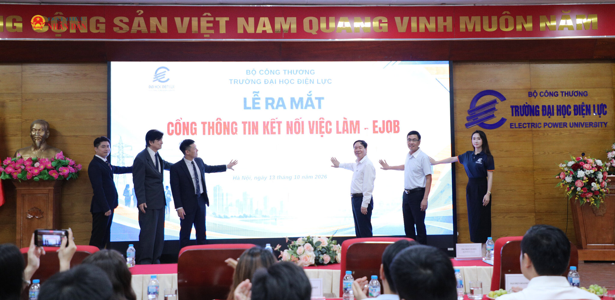 Các đại biểu ấn nút ra mắt Cổng thông tin kết nối việc làm