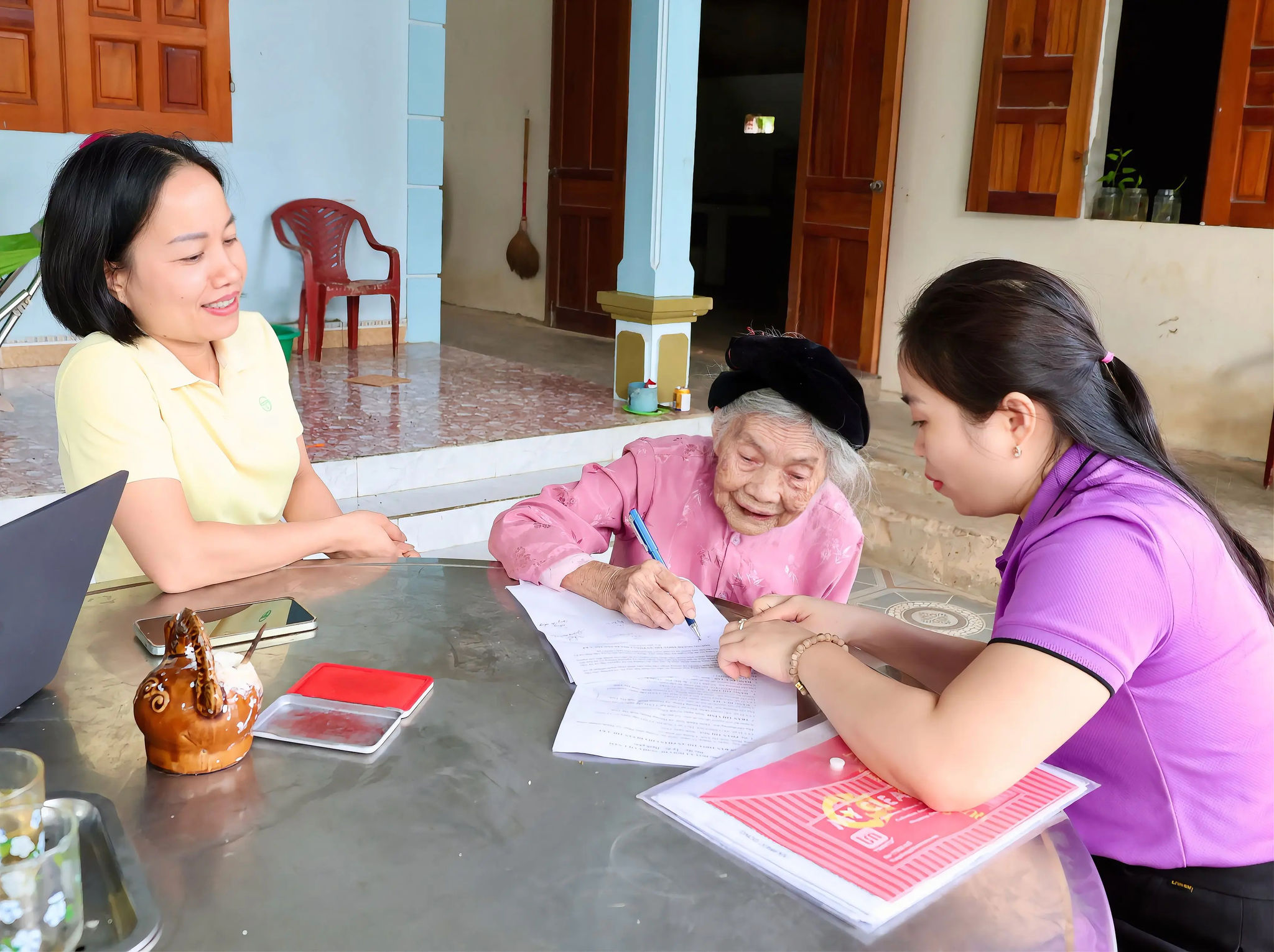 Hỗ trợ người cao tuổi thực hiện thủ tục hành chính tại nhà ở xã Hương Bình