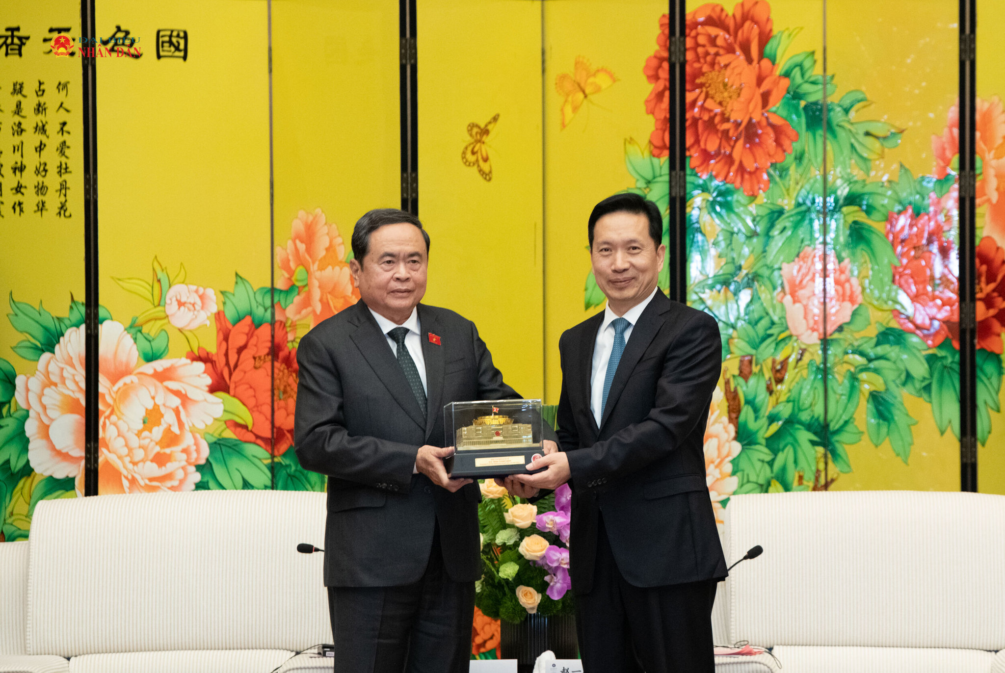 CTQH trao quà tặng Bí thư tỉnh ủy, chủ nhiệm UBTV nhân đại tỉnh Thiểm Tây Triệu Nhất Đức.1