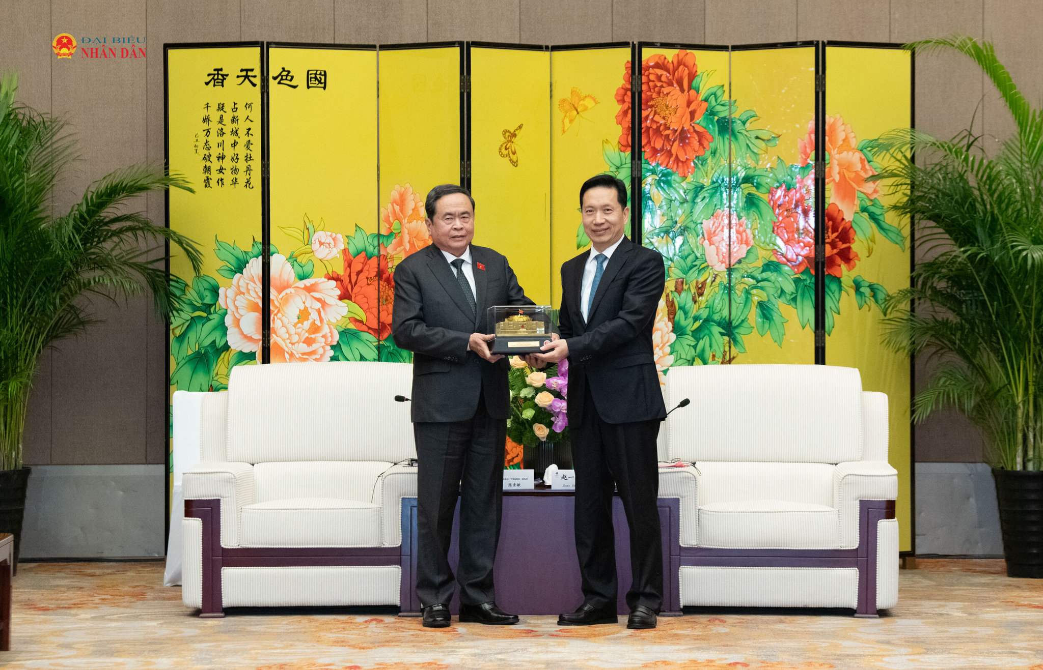 CTQH trao quà tặng Bí thư tỉnh ủy, chủ nhiệm UBTV nhân đại tỉnh Thiểm Tây Triệu Nhất Đức.2