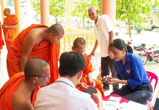 Khi lực lượng trẻ trở thành “cầu nối số”, khoảng cách giữa ứng dụng mới và người dân lớn tuổi được rút ngắn