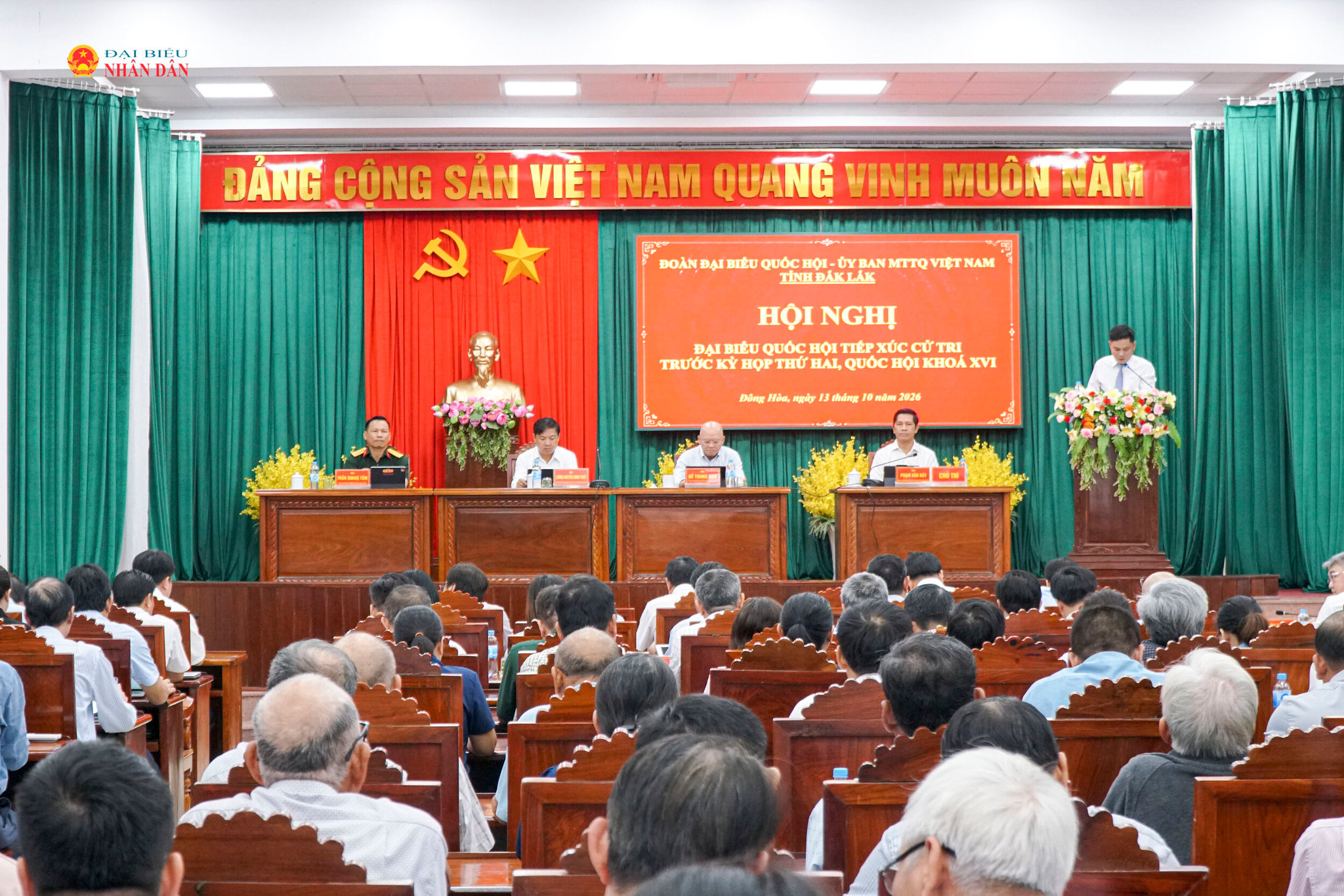 Toàn cảnh hội nghị tiếp xúc cử tri